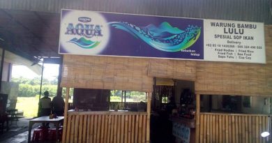 Makan Otak Ikan di Sup Kepala Ikan Warung Bambu Lulu di Sanur Bali Makan Otak Ikan di Sup Kepala Ikan Warung Bambu Lulu di Sanur Bali