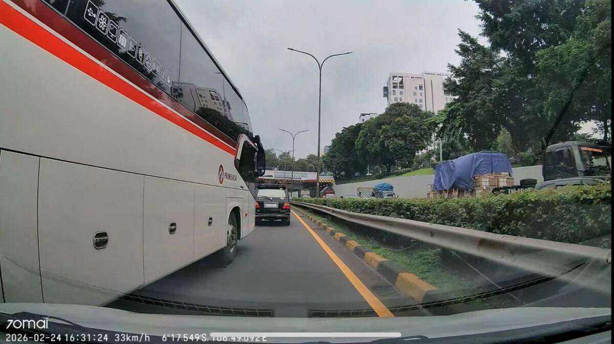 Mobil Diserempet Bus Primajasa di Tol Lingkar Luar, Pengemudi Malah Kabur